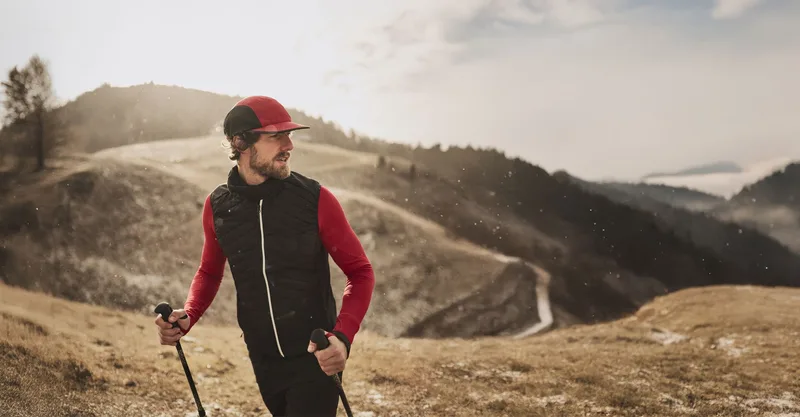 Wanderer mit Cap in Berglandschaft