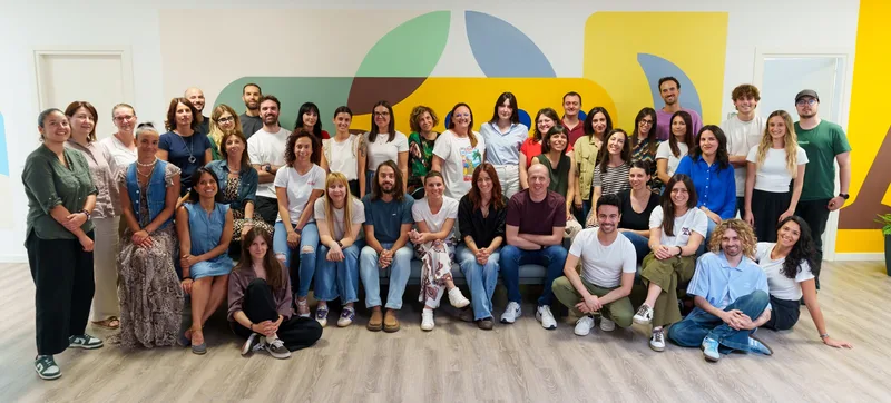 Gruppenfoto des Atlantis-Teams im Firmengebäude