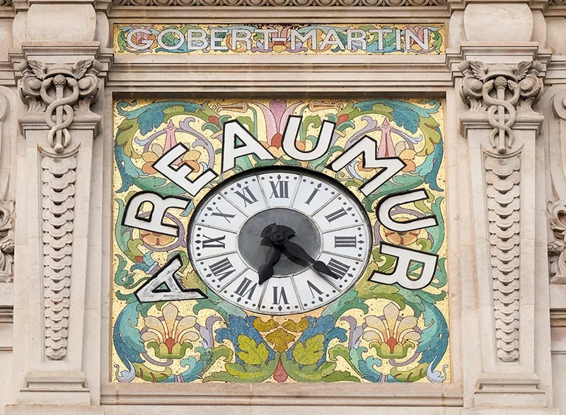 Jugendstil-Mosaikuhr mit dem Schriftzug „Réaumur“ an einer Pariser Fassade, oben die historische Inschrift „Gobert Martin“. Auf der Seite steht das Bild beim Ja
