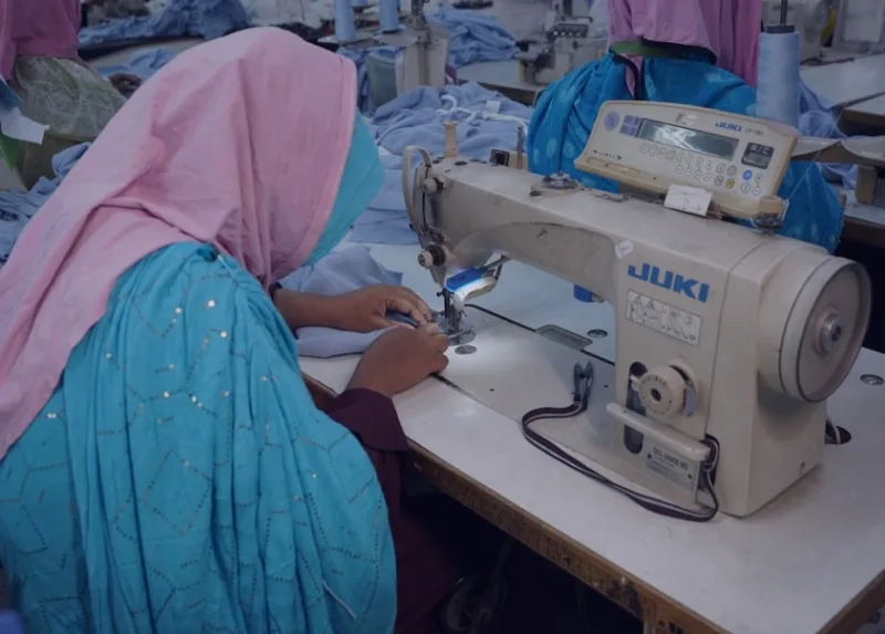 Näherin an der Nähmaschine in der Produktion