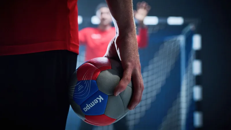 Handballer beim Wurf vor dem Tor