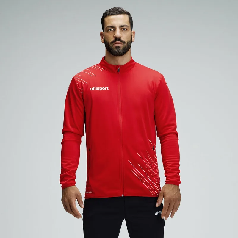 Mann in roter uhlsport-Trainingsjacke (Score 26), grauer Studiohintergrund