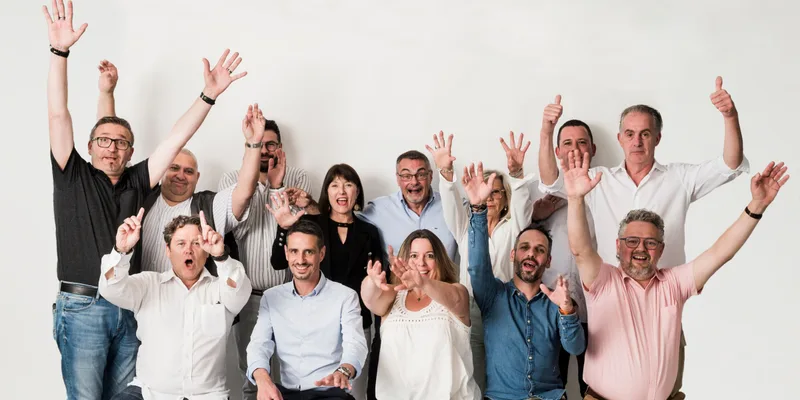 Lemaitre-Team jubelt mit erhobenen Armen (Gruppenfoto)