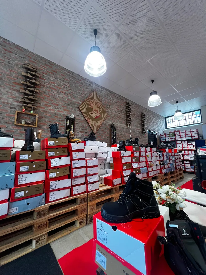 Werksverkauf (magasin d'usine) mit Schuhregalen (Hochformat)