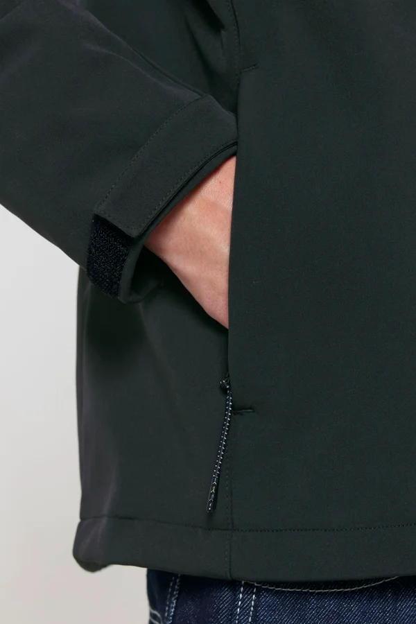 Die Herren-Softshelljacke mit Kapuze