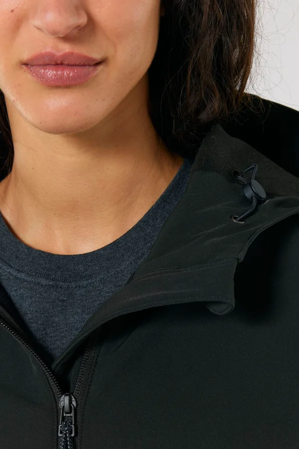 Die Damen-Softshelljacke mit Kapuze