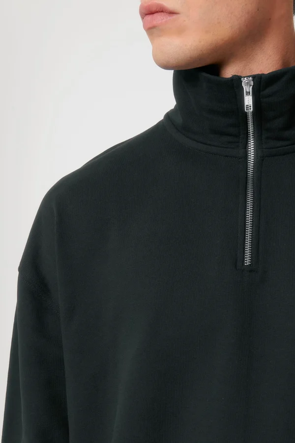 Das Boxy Unisex-Sweatshirt mit kurzem Reißverschluss und trockenem Griff