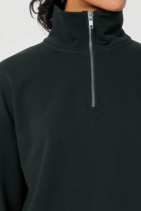 Das Boxy Unisex-Sweatshirt mit kurzem Reißverschluss und trockenem Griff