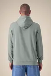 Der Garment-Dyed Unisex-Hoodie aus French Terry