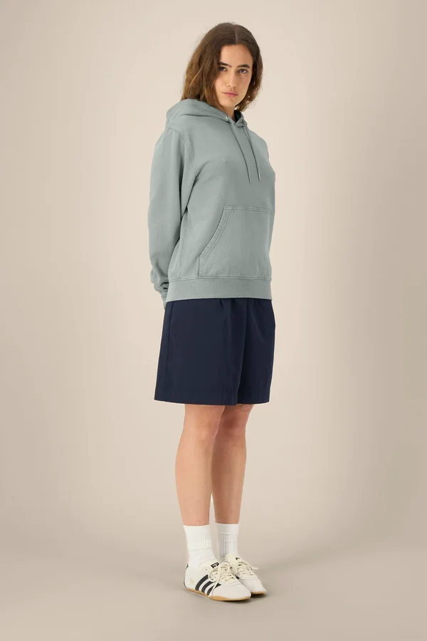 Der Garment-Dyed Unisex-Hoodie aus French Terry