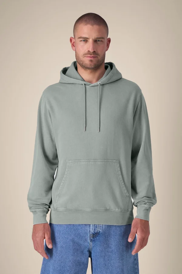 Der Garment-Dyed Unisex-Hoodie aus French Terry