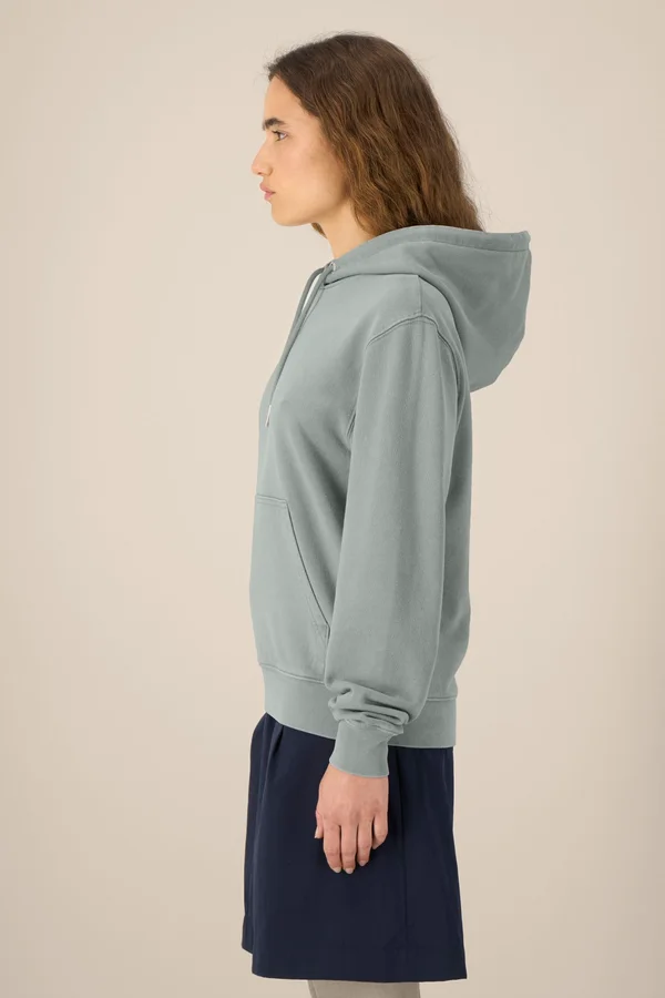 Der Garment-Dyed Unisex-Hoodie aus French Terry