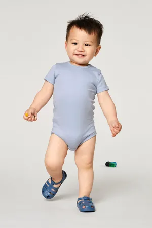 Der kurzärmelige Baby-Body