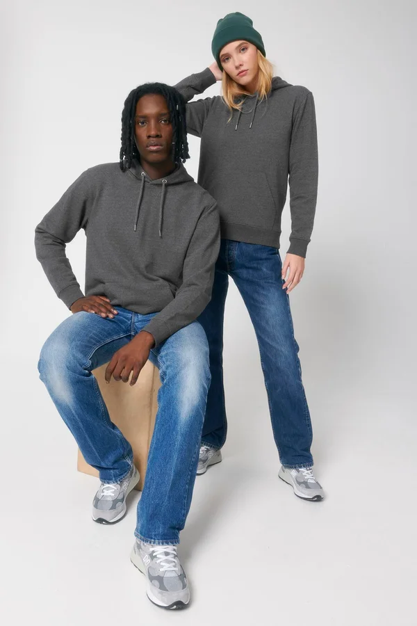 Der Unisex-Hoodie mit trockenem Griff aus recycelter Baumwolle