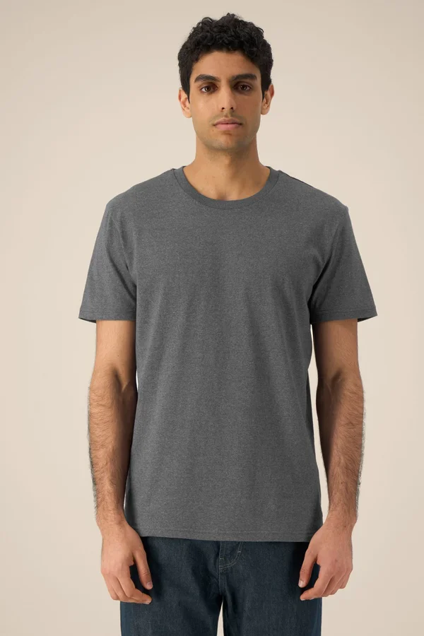Das Unisex-T-Shirt aus recycelter Baumwolle