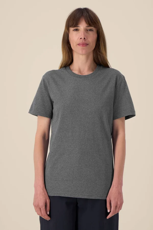 Das Unisex-T-Shirt aus recycelter Baumwolle