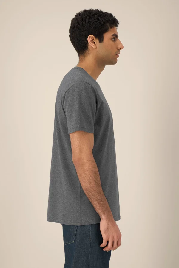 Das Unisex-T-Shirt aus recycelter Baumwolle