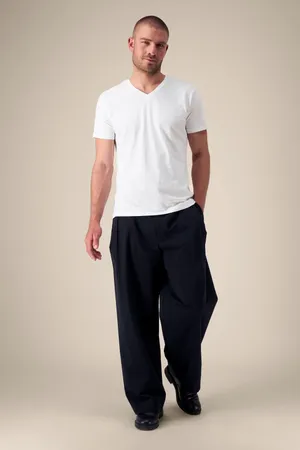 Das Herren-T-Shirt mit V-Ausschnitt