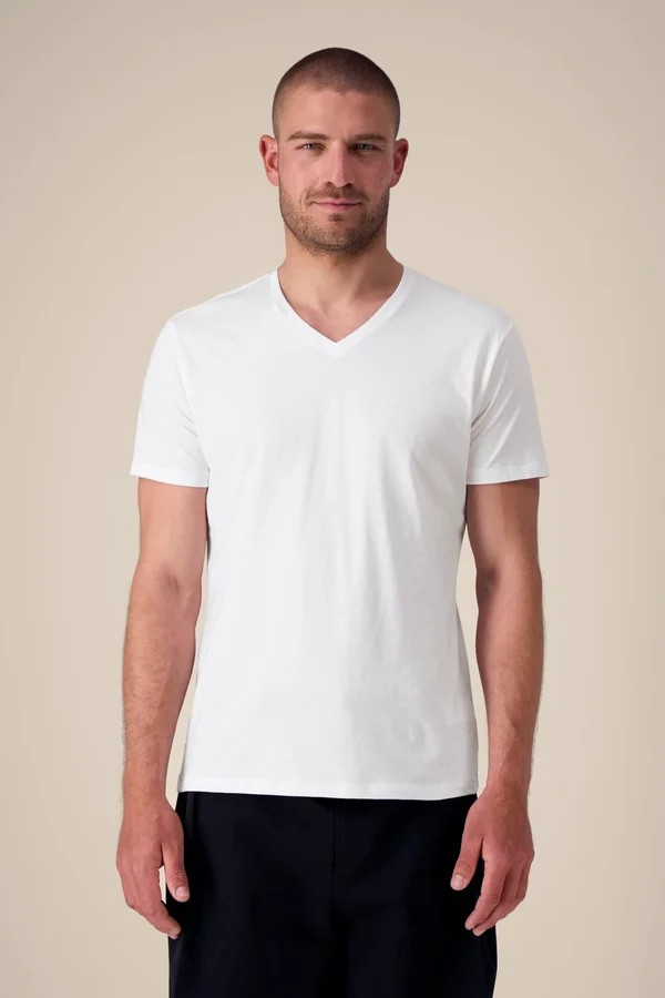 Das Herren-T-Shirt mit V-Ausschnitt