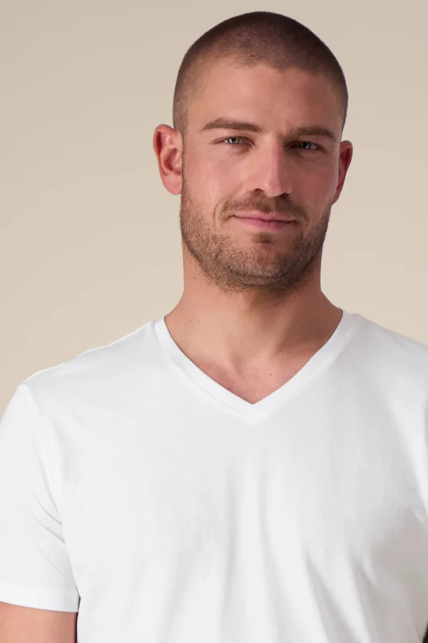 Das Herren-T-Shirt mit V-Ausschnitt