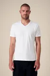 Das Herren-T-Shirt mit V-Ausschnitt