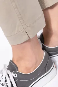Ladies' above-the-ankle trousers