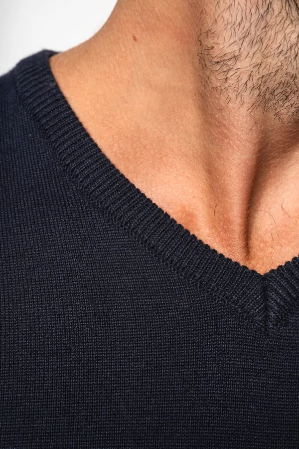Men's V-neck jumper