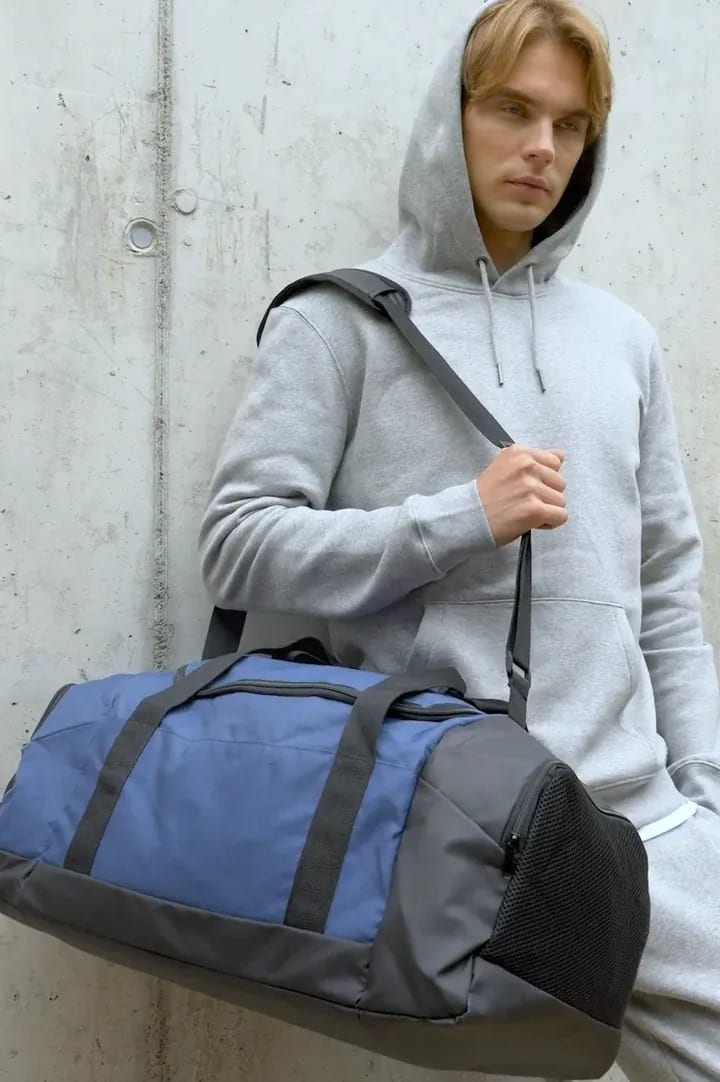 KI0650-Recycled sports bag with dual side compartment