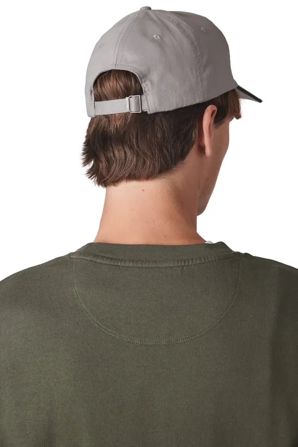 Cap with contrasting sandwich peak - 6 panels
