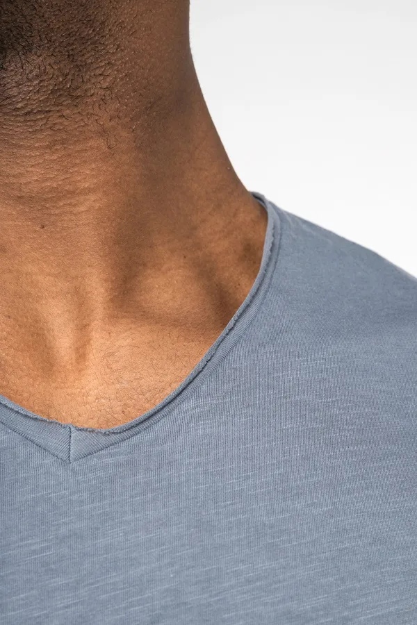 Eco-friendly men's slub t-shirt with raw edges