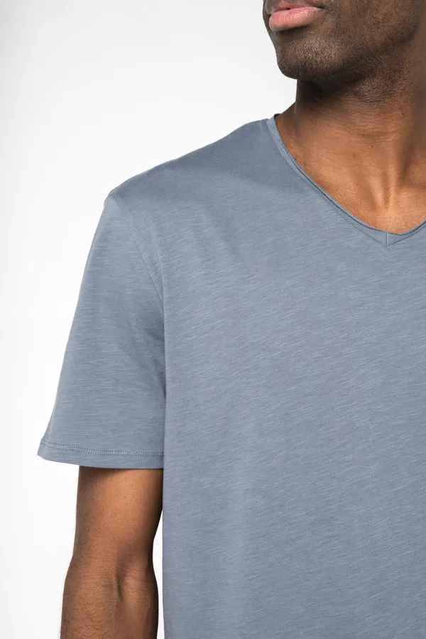 Eco-friendly men's slub t-shirt with raw edges