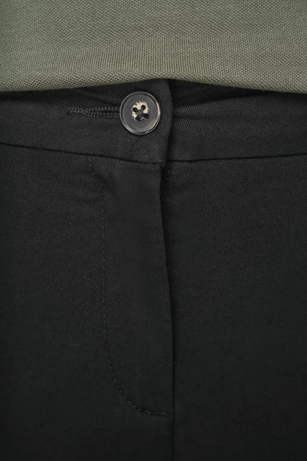 Eco-friendly ladies’ 7/8 chinos