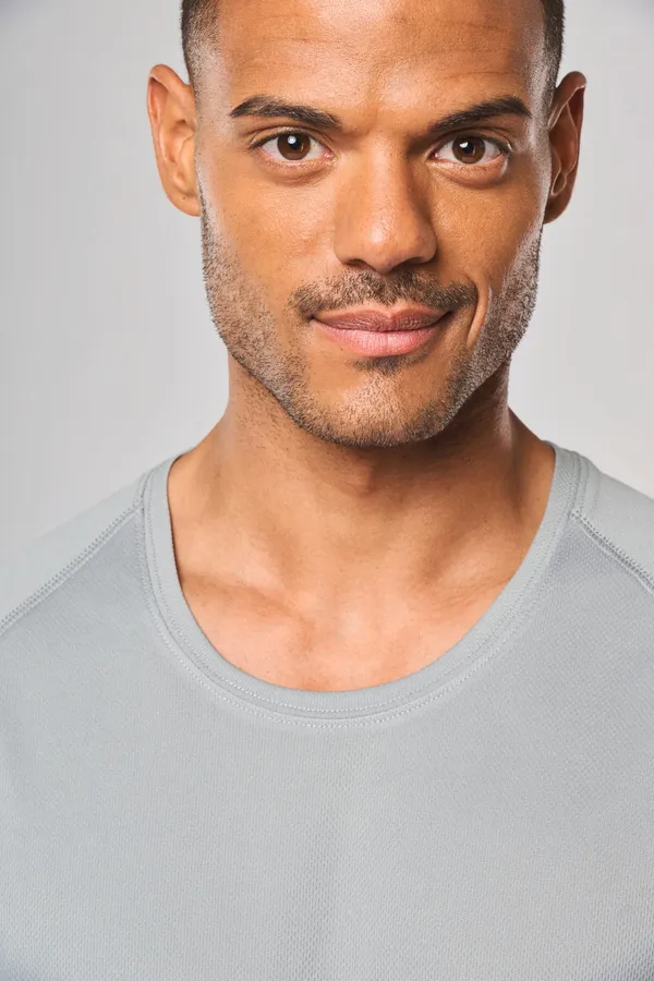 Herren-Sportshirt aus Recyclingmaterial mit Rundhalsausschnitt