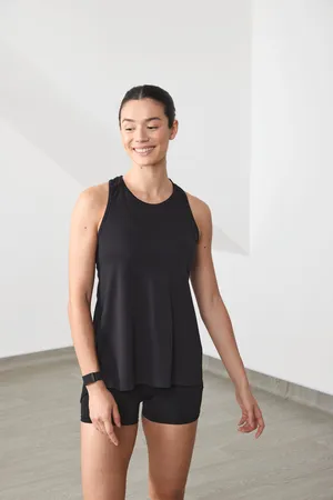 Tanktop mit Rückenschlitz Black
