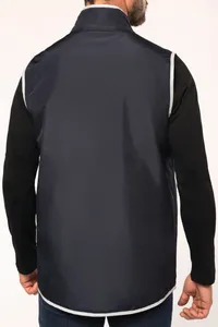 4-lagiger Bodywarmer mit Wärmeisolierung.