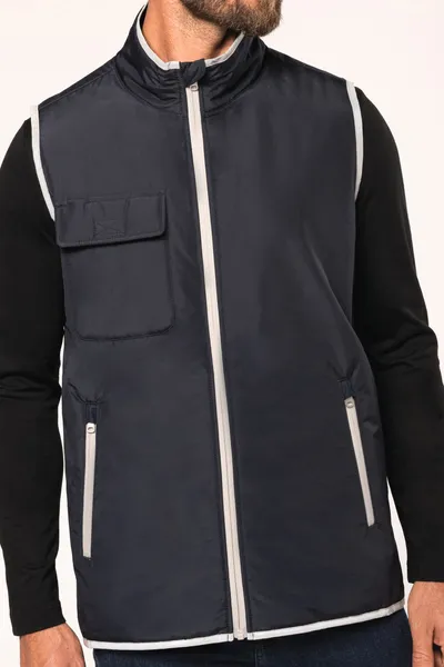 4-lagiger Bodywarmer mit Wärmeisolierung.