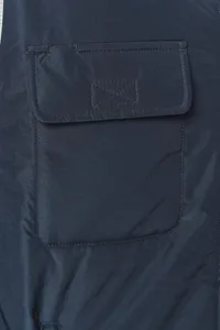 4-lagiger Bodywarmer mit Wärmeisolierung.