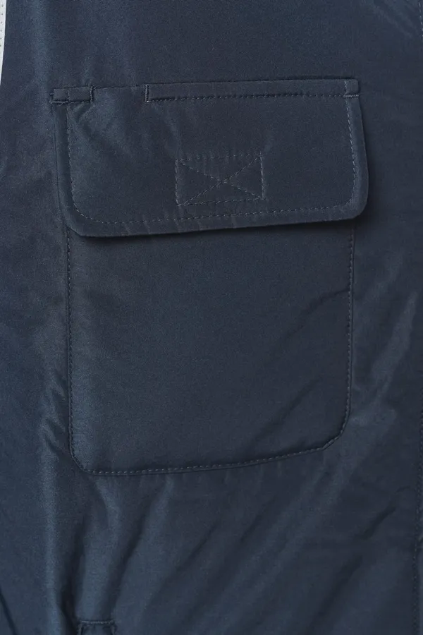 4-lagiger Bodywarmer mit Wärmeisolierung.