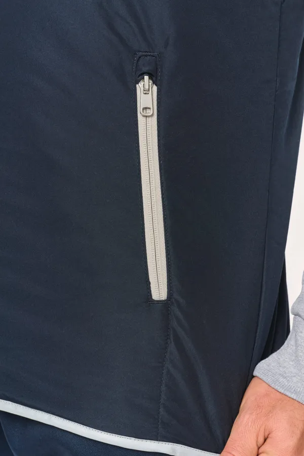 4-lagiger Bodywarmer mit Wärmeisolierung.
