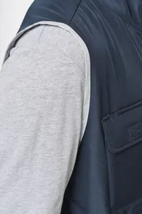 4-lagiger Bodywarmer mit Wärmeisolierung.