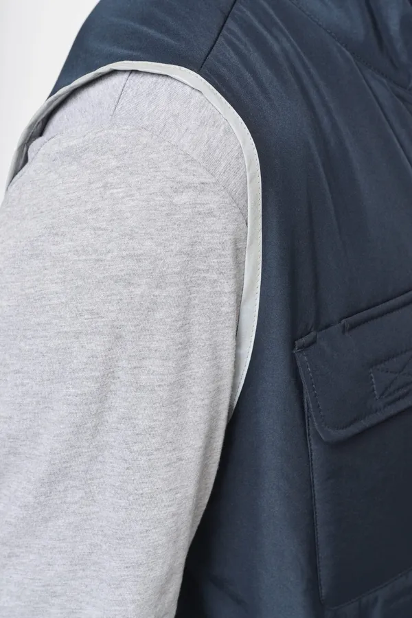 4-lagiger Bodywarmer mit Wärmeisolierung.