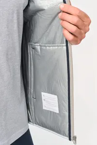 4-lagiger Bodywarmer mit Wärmeisolierung.