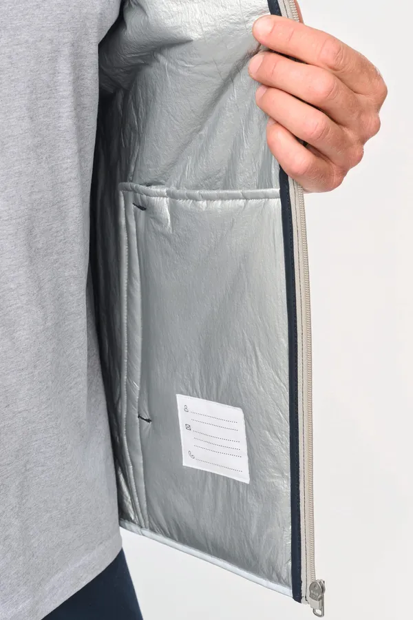 4-lagiger Bodywarmer mit Wärmeisolierung.