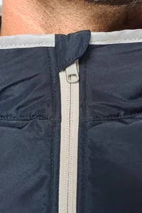 4-lagiger Bodywarmer mit Wärmeisolierung.