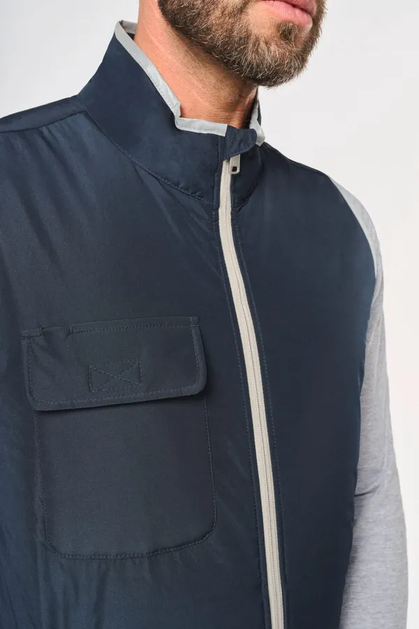 4-lagiger Bodywarmer mit Wärmeisolierung.