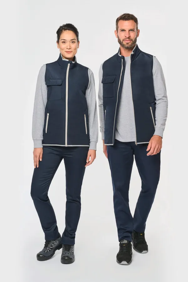 4-lagiger Bodywarmer mit Wärmeisolierung.