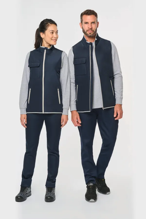 4-lagiger Bodywarmer mit Wärmeisolierung.
