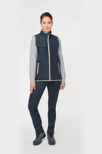 4-lagiger Bodywarmer mit Wärmeisolierung.