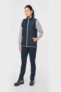 4-lagiger Bodywarmer mit Wärmeisolierung.