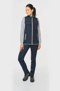 4-lagiger Bodywarmer mit Wärmeisolierung.